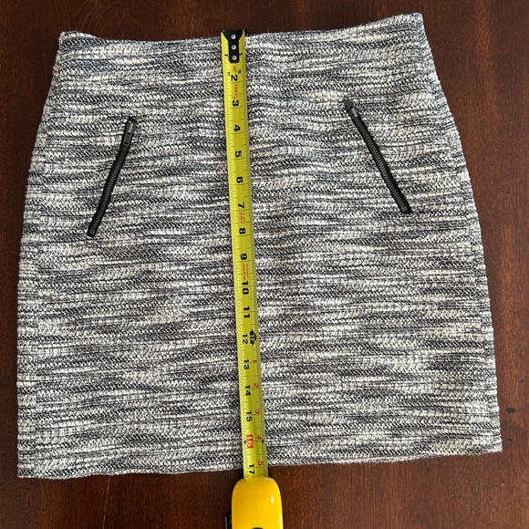 LOFT Black and White Classic Tweed Skirt with zipper pockets - Picture 4 of 7